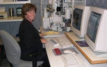 Scientist Lynda Williams imaging clay interactions with bacteria under a microscope.